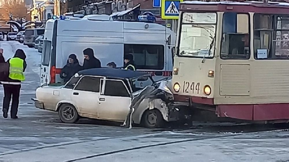 В центре Челябинска трамвай врезался в ВАЗ-2107, двое пострадали